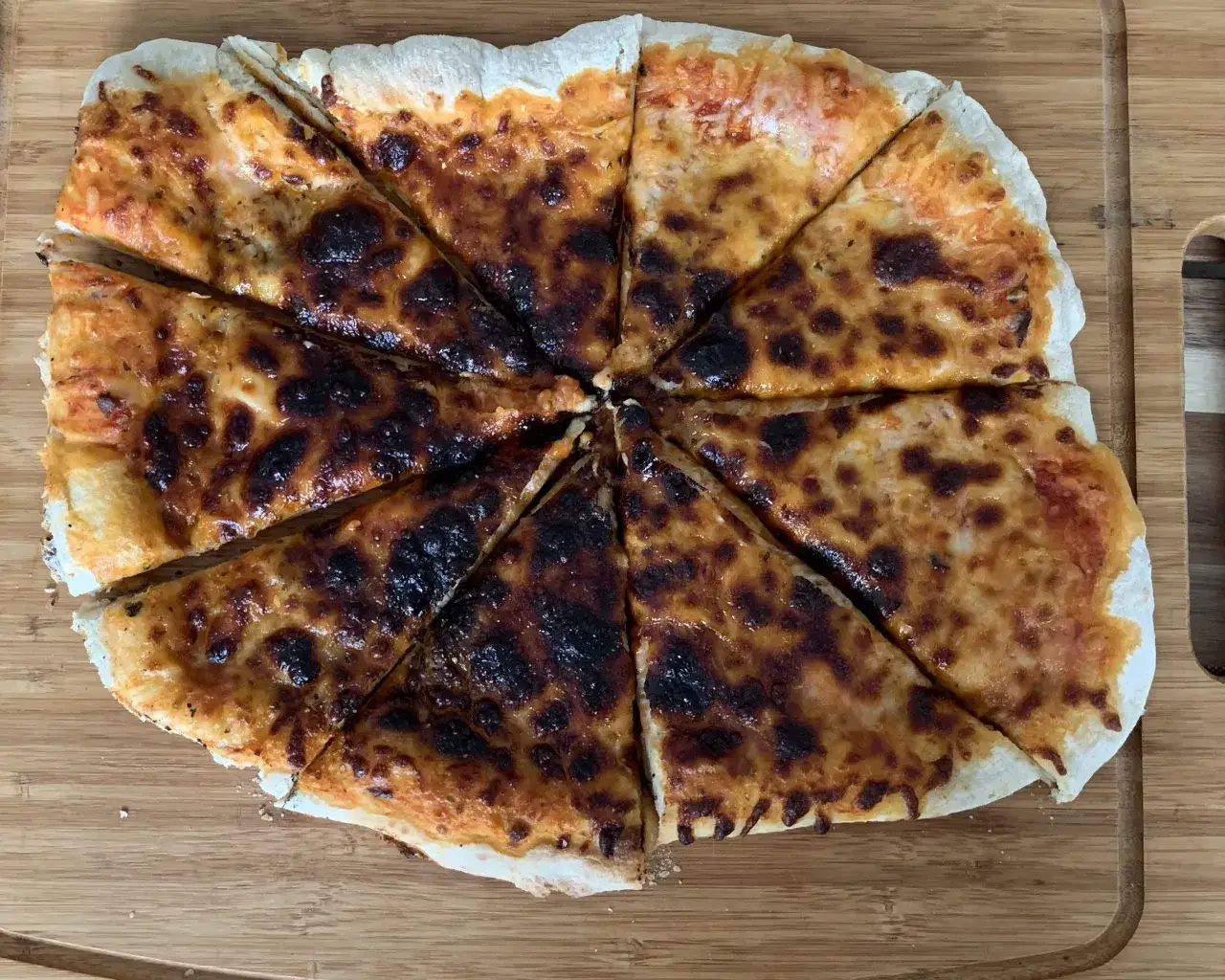 przypalona pizza, niedopieczona pizza, błędy pieczenia pizzy