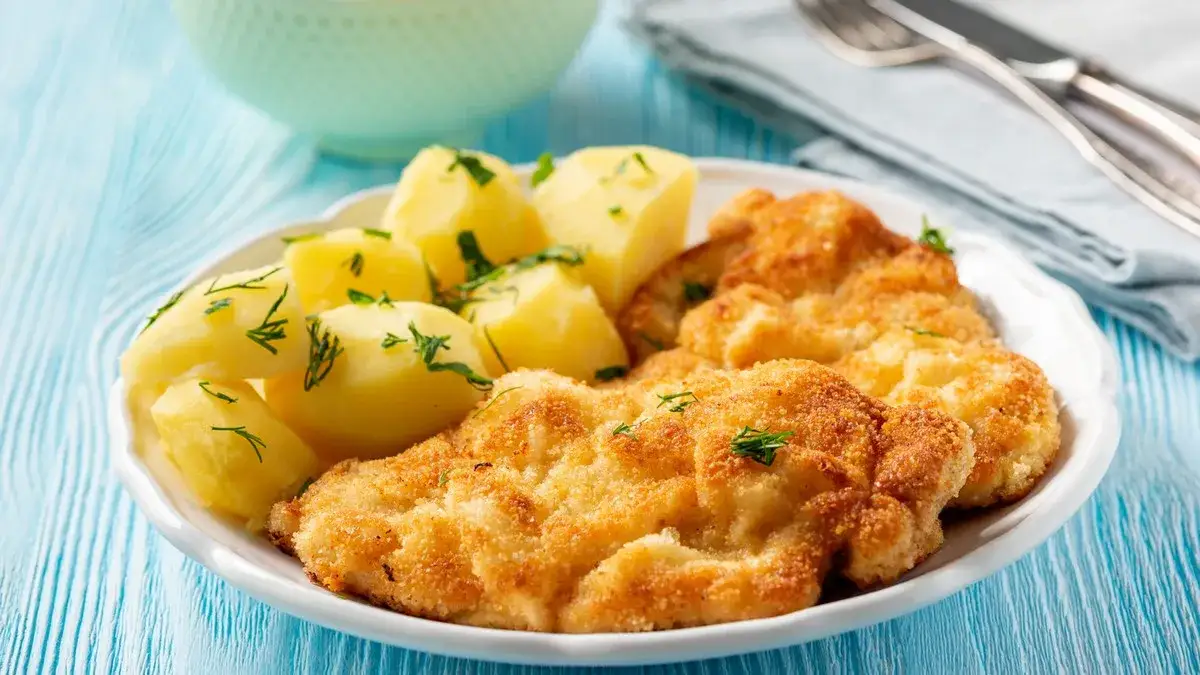 Tradycyjny polski obiad schabowy pierogi