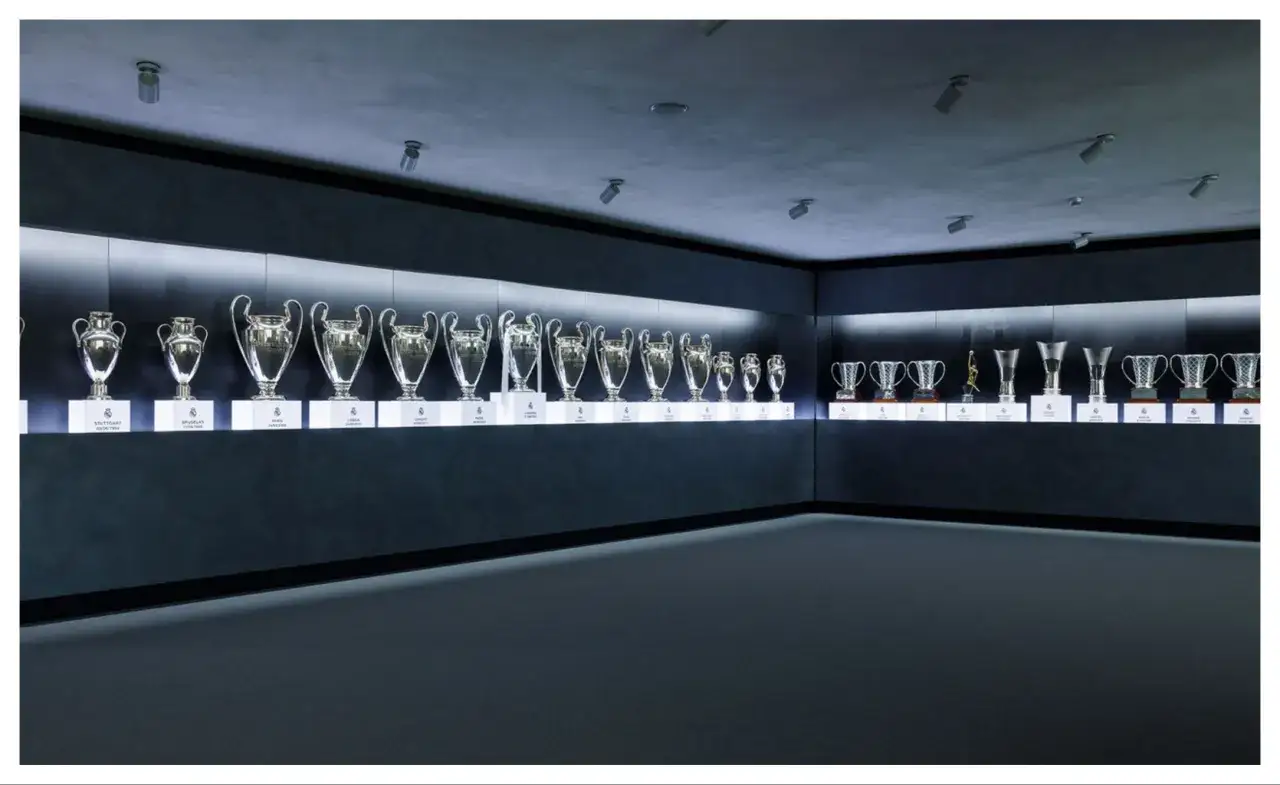 Trofea Ligi Mistrzów na wystawie. Czy to dowód na to, kto ma najwięcej lig mistrzów?