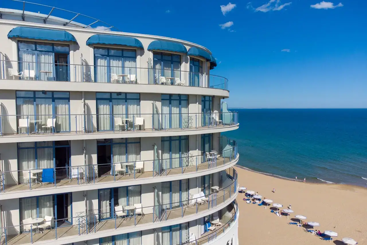 r&oacute;żne typy nocleg&oacute;w nad morzem w Polsce