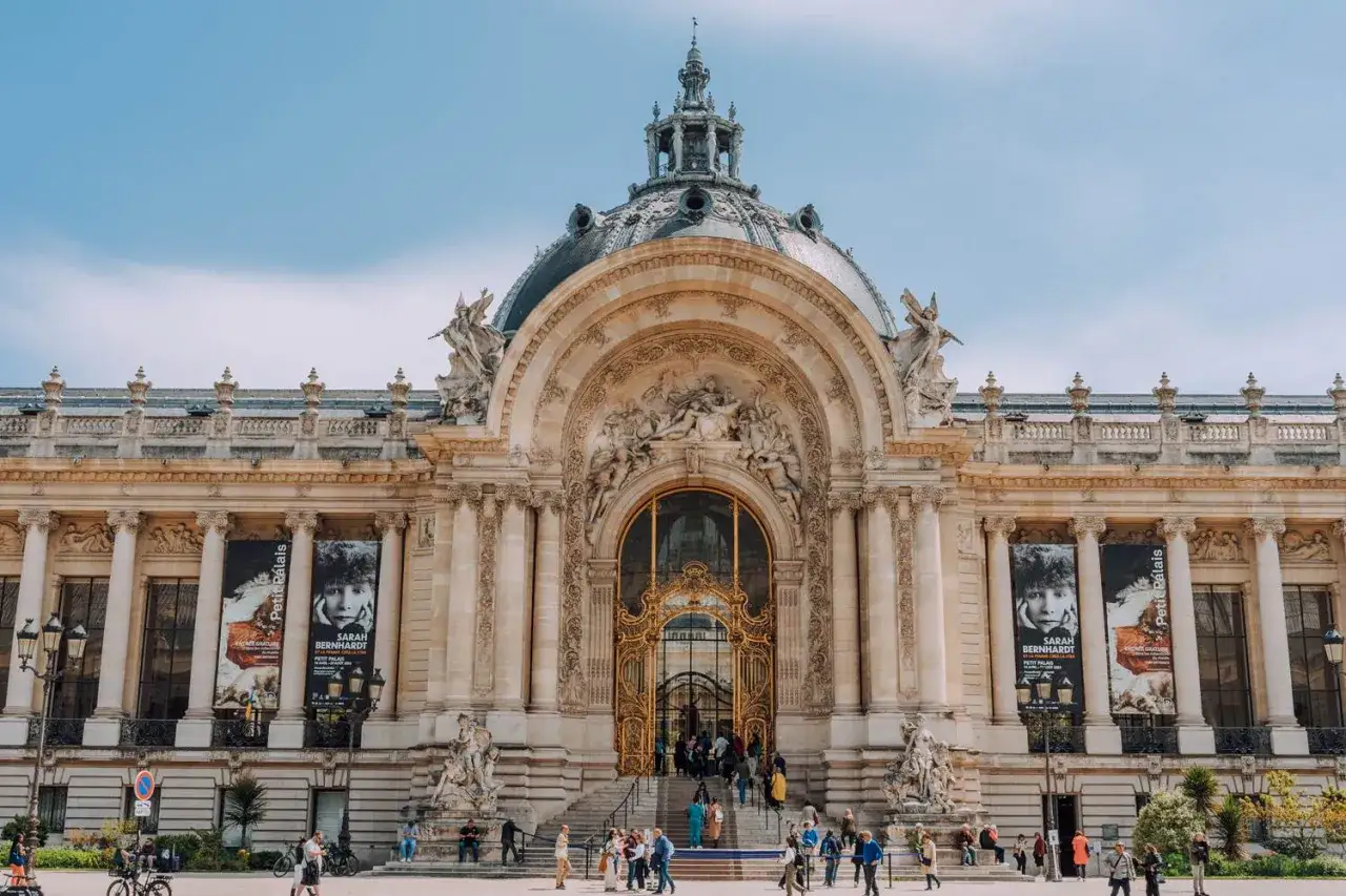 Majestatyczny Petit Palais, ozdobiony rzeźbami i banerami z wizerunkiem Sarah Bernhardt, stanowi serce 8 dzielnicy Paryża.