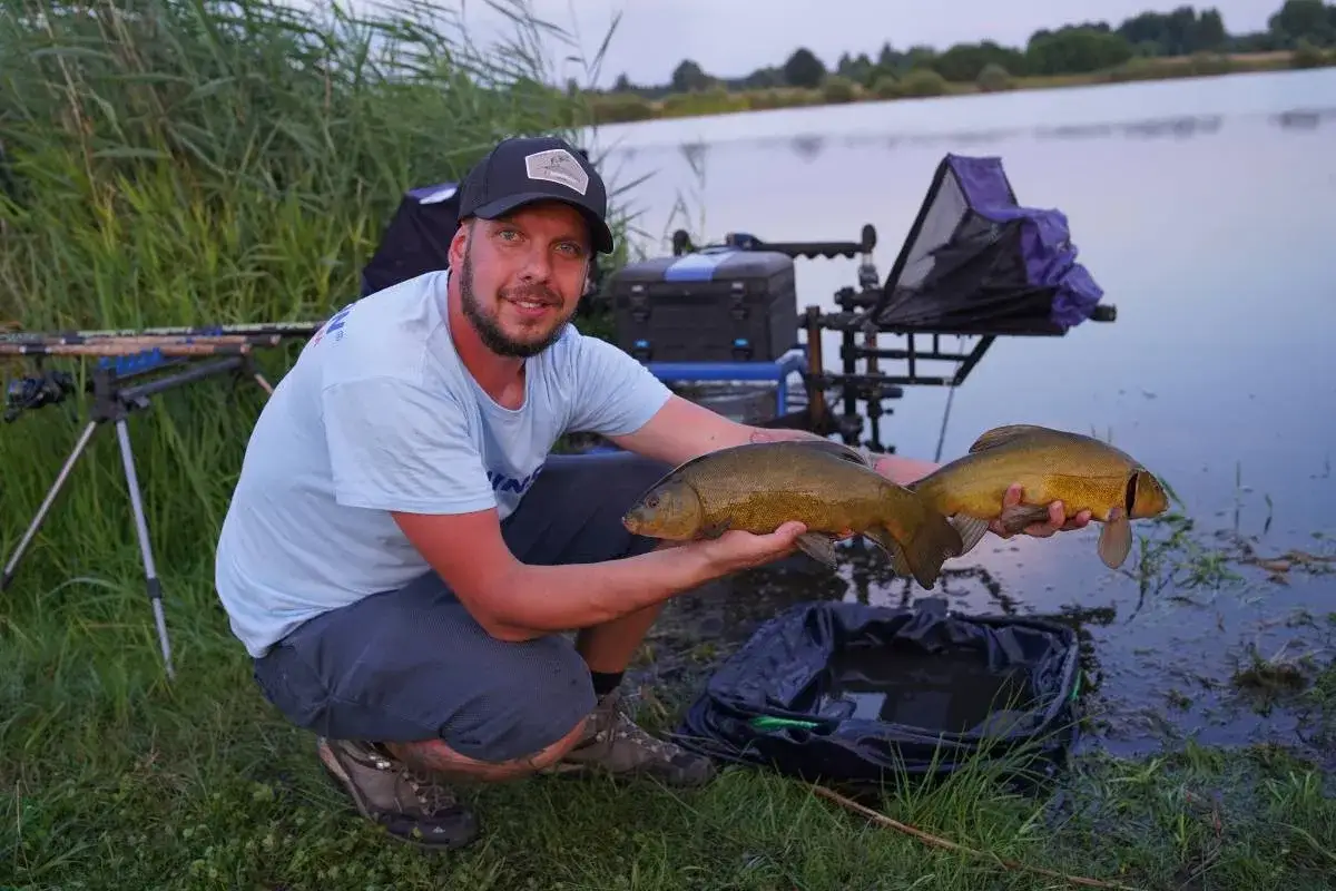 wędkarz wiatr jezioro wędkarstwo spławikowe