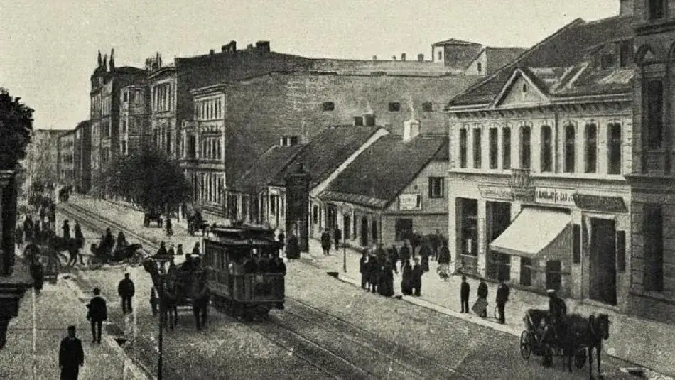 ł&oacute;dzki tramwaj retro na ulicy Piotrkowskiej