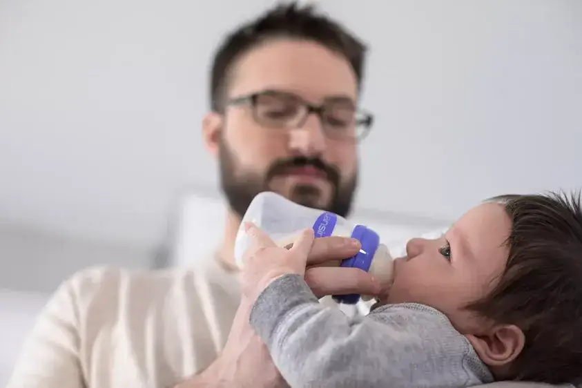 dziecko pije z butelki smoczek lansinoh