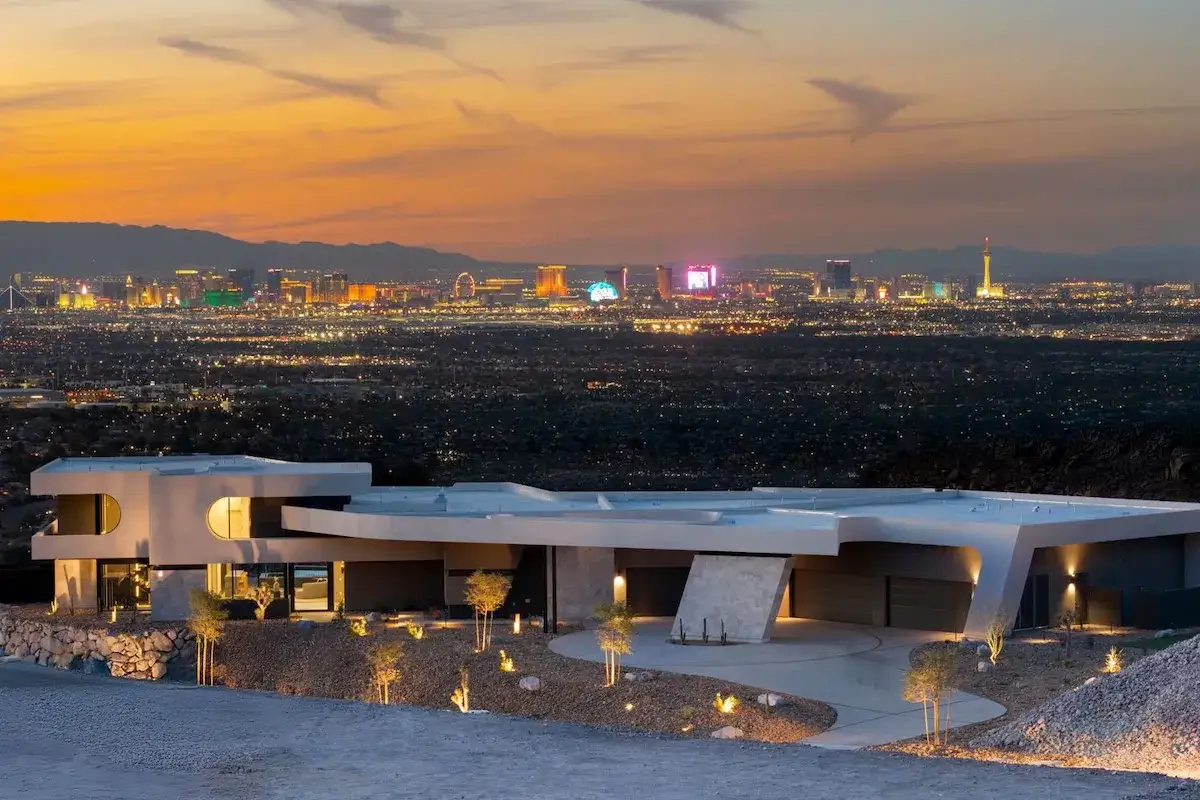 Super nowoczesne domy z widokiem na rozświetlone Las Vegas o zachodzie słońca. Architektura idealnie wtapia się w pustynny krajobraz.
