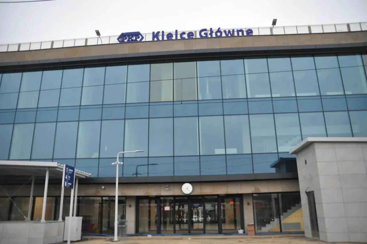 Nowoczesny dworzec PKP Kielce Główne, skąd odjeżdża pociąg do Krakowa.