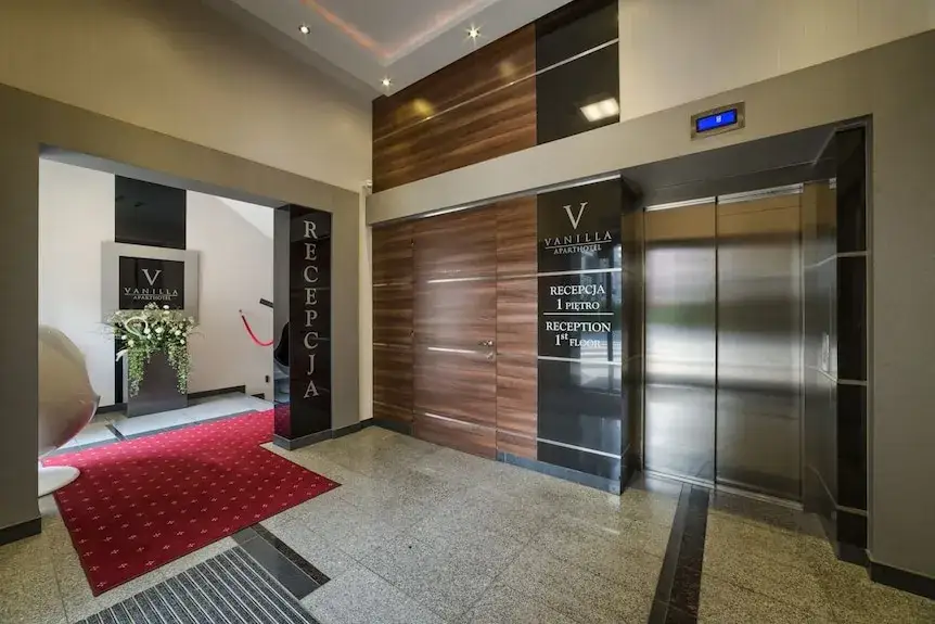 hotel recepcja vs aparthotel wejście