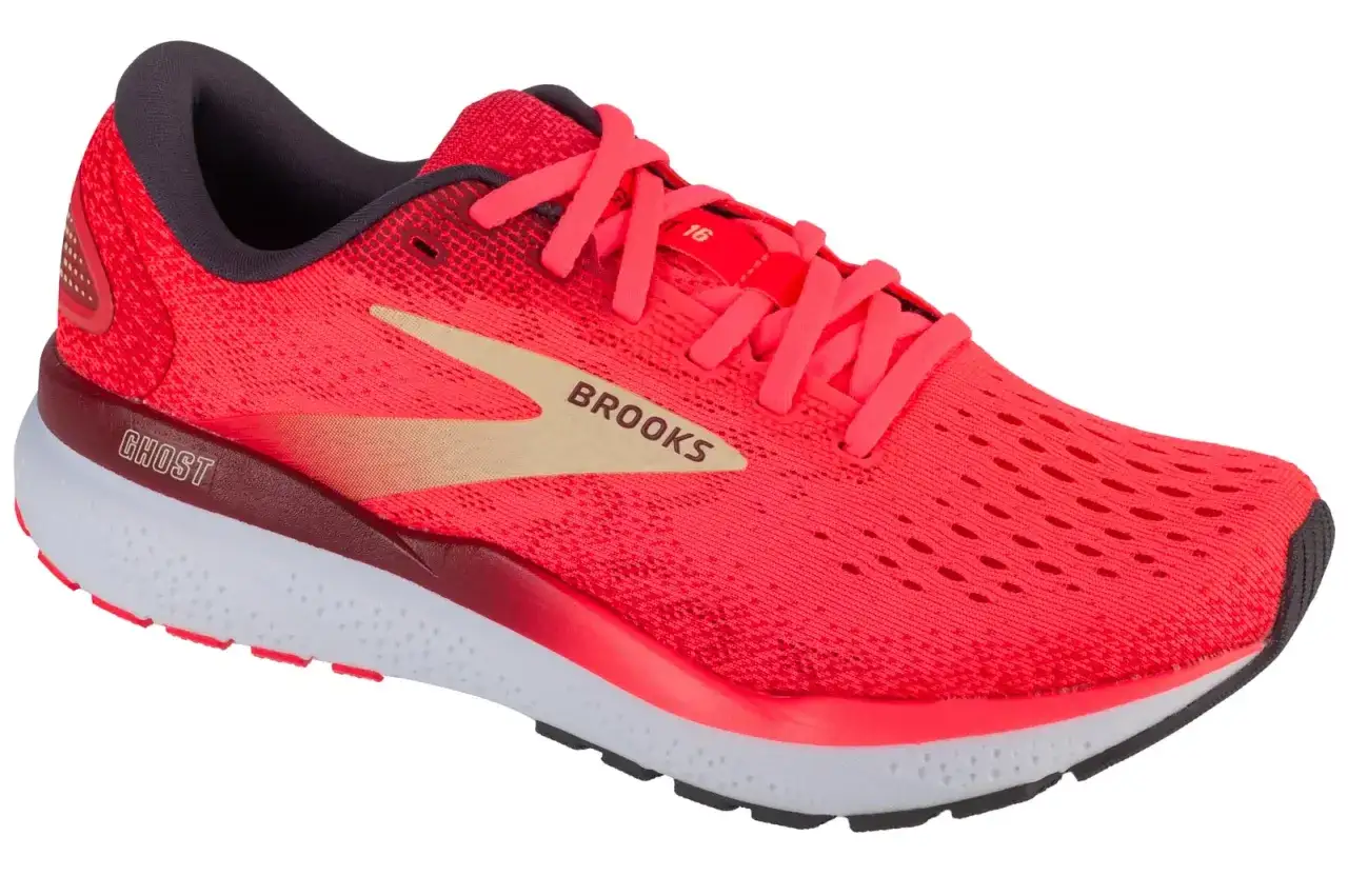 Jaskrawo-czerwony but biegowy Brooks Ghost 16 z neonowymi sznurówkami i złotym logo.