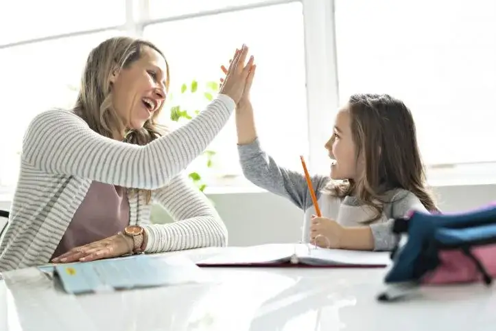 pedagog szkolny w gabinecie rozmowa z uczniem