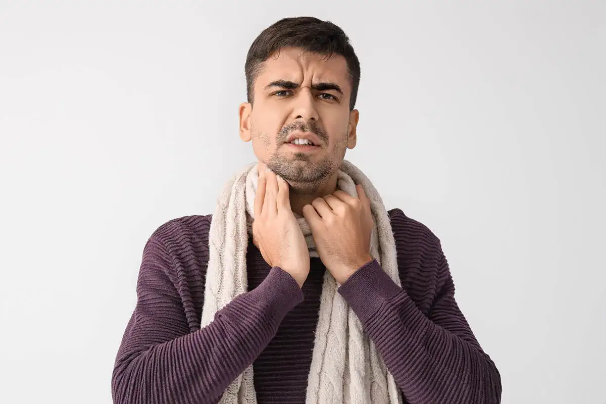 osoba z b&oacute;lem gardła w klimatyzowanym pomieszczeniu