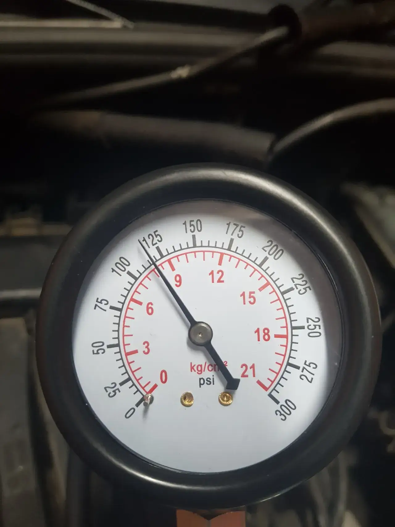 Zdjęcie Jakie powinno być ciśnienie w cylindrach benzyna, aby uniknąć problemów?