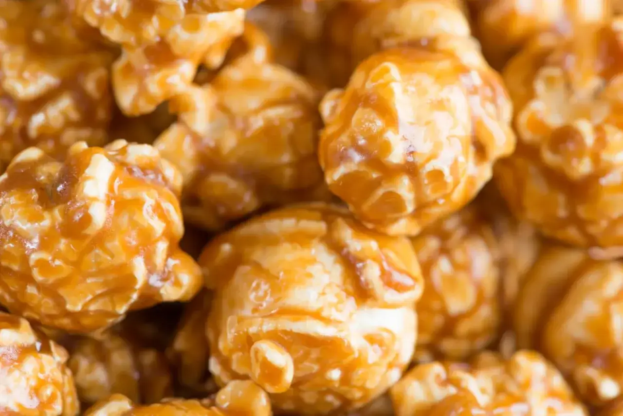 Chrupiący popcorn oblany karmelem. Czy da się zrobić popcorn w piekarniku? Tak, a efekt jest pyszny!