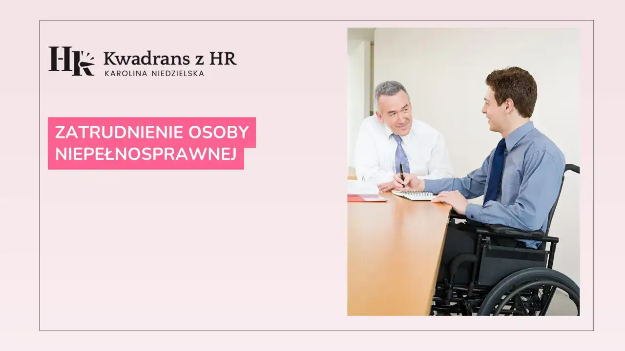 Czy osoba niepełnosprawna może pracować w soboty i niedzielę? Dwóch mężczyzn rozmawia przy biurku, jeden na wózku inwalidzkim.