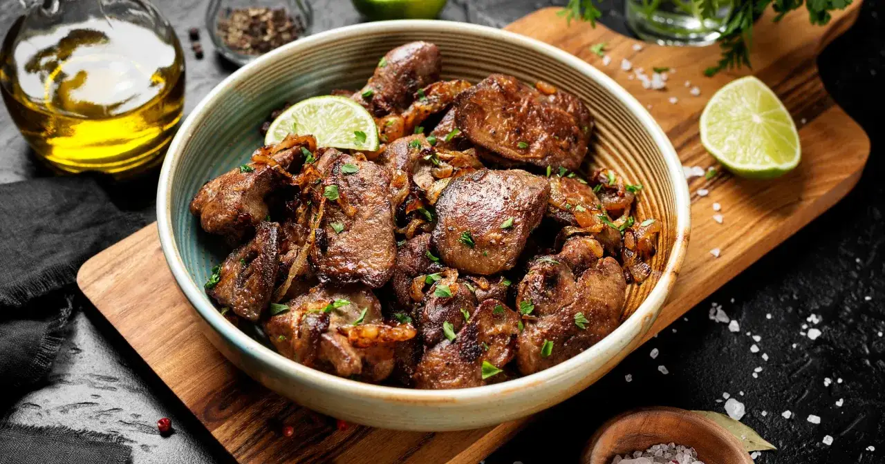 Smażona wątróbka drobiowa z cebulką i natką pietruszki. Czy dzieci mogą jeść wątróbkę drobiową? Tak, to bogate źródło żelaza.