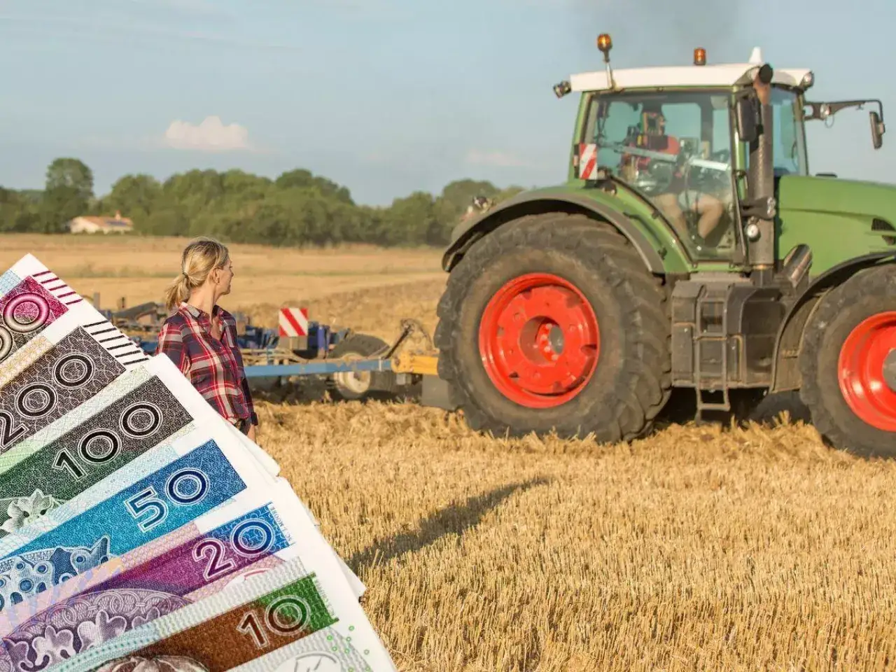 Kobieta na tle pola i traktora, z polskimi banknotami w ręku. Czy KRUS wlicza się do stażu pracy w budżetówce?