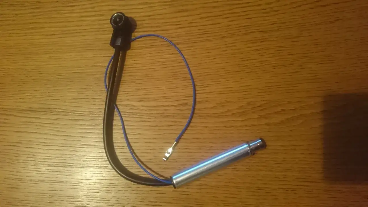 Antena samochodowa z kablem i wtyczką. Może to być powód, dlaczego radio nie odbiera stacji.