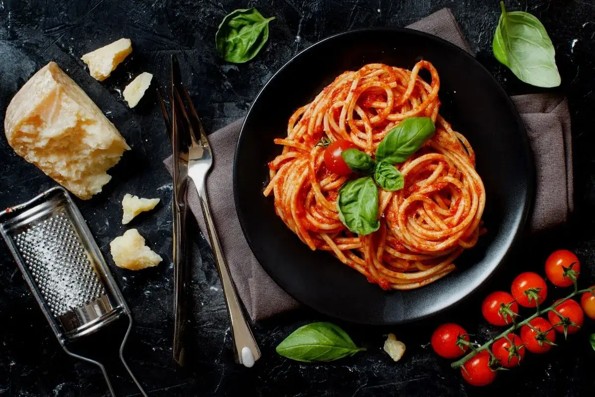 Spaghetti Napoli przepis: aromatyczny sos pomidorowy, świeża bazylia i parmezan. Idealne danie dla każdego miłośnika włoskiej kuchni.