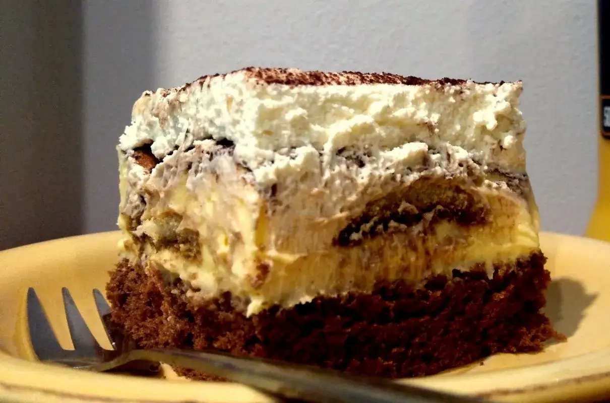 Pyszny kawałek ciasta kapitańskiego, idealny na deser. Ten przepis na ciasto kapitańskie jest prosty i szybki.