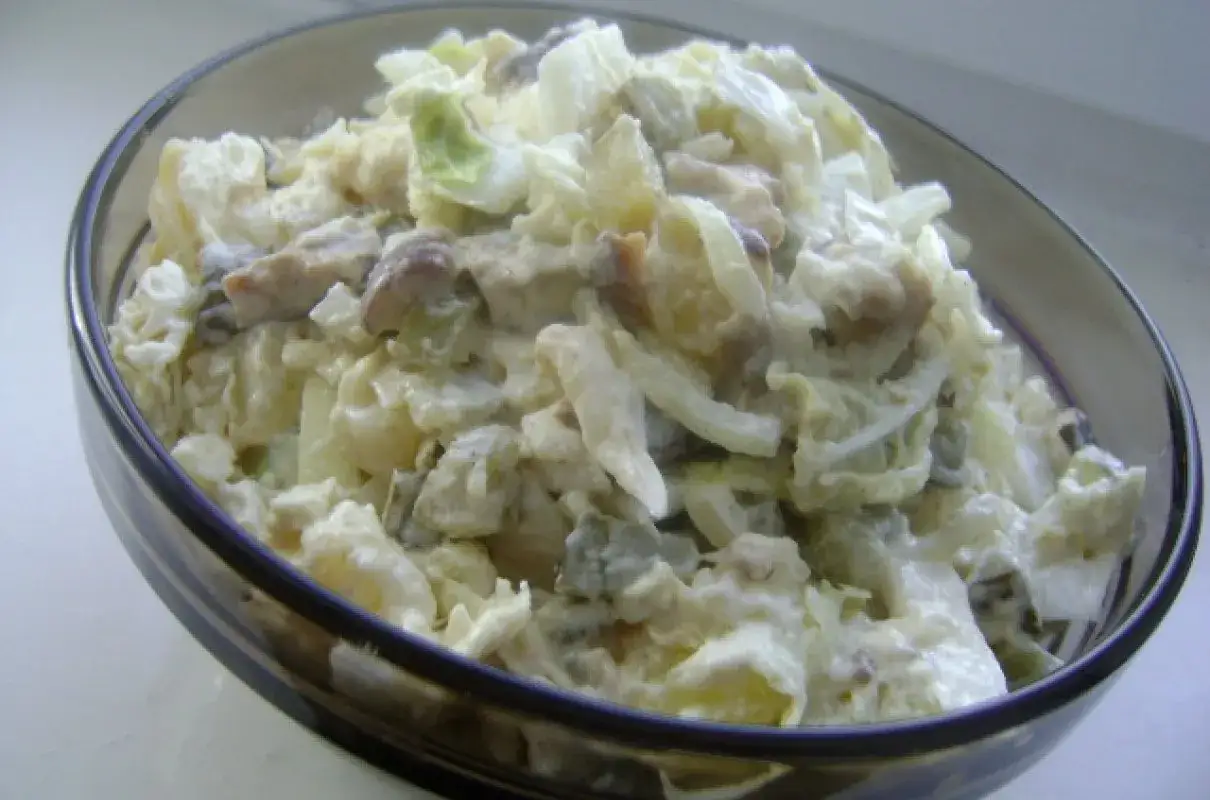 Pyszna sałatka z grzybkami marynowanymi, jajkiem i warzywami, polana kremowym sosem.