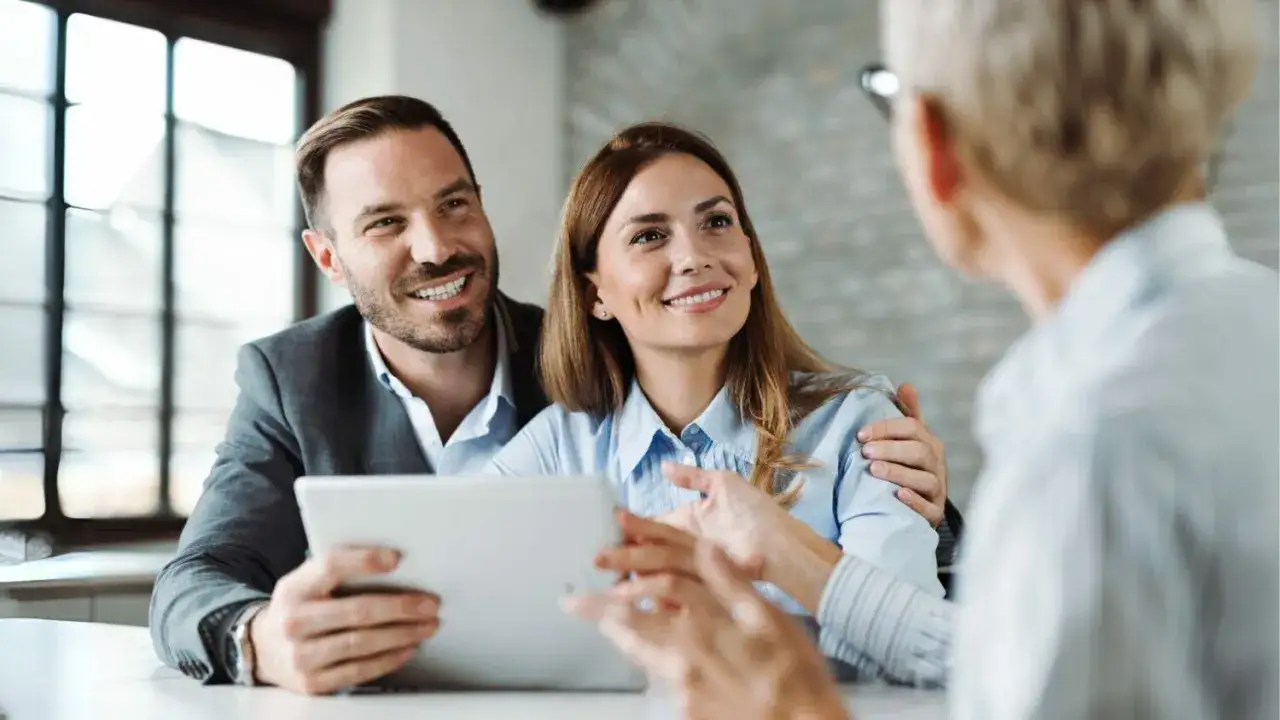 Para omawia z doradcą ciekawe tematy do rozmowy, patrząc na tablet.