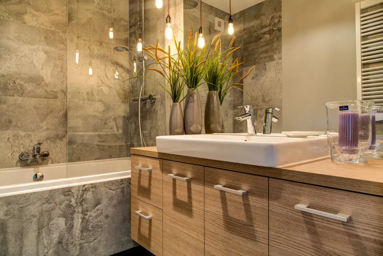 lustro naprzeciwko okna w łazience