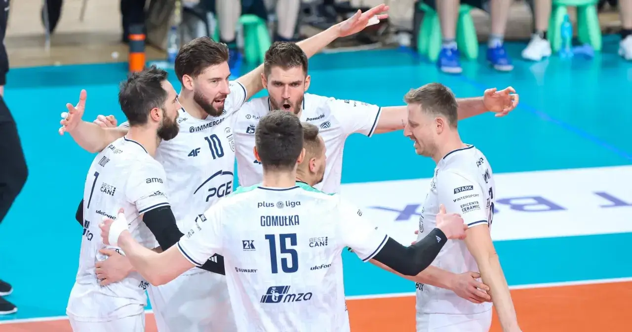 Siatkarze Plus Ligi świętują zwycięstwo, ich radość jest zaraźliwa. Transfery w Plus Lidze budzą emocje, a ta drużyna pokazuje, że warto w nich inwestować.