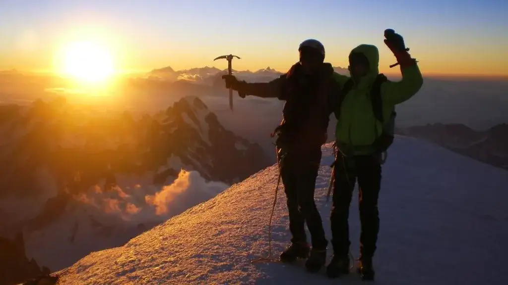 Panorama des Monte Bianco von der italienischen Seite bei Sonnenaufgang