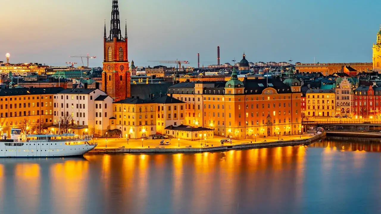 Atrakcje turystyczne Szwecji kolaż: Sztokholm, Laponia, most nad Sundem