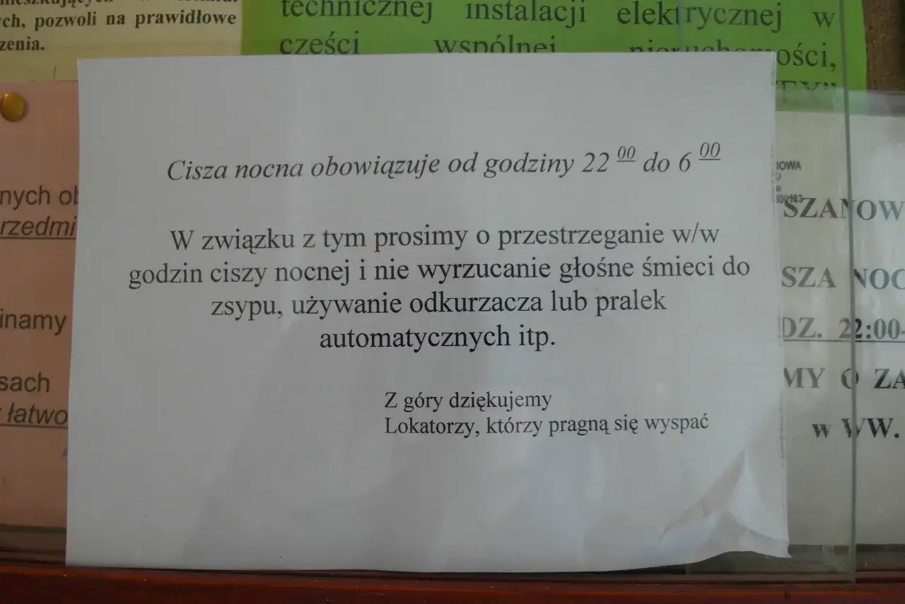 Ogłoszenie o ciszy nocnej w bloku od 22:00 do 6:00. Prośba o niehałaśliwe wyrzucanie śmieci i używanie sprzętów.
