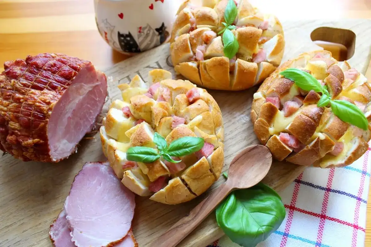 Zdjęcie Ile kcal ma bułka z szynką? Zaskakujące różnice w kaloriach