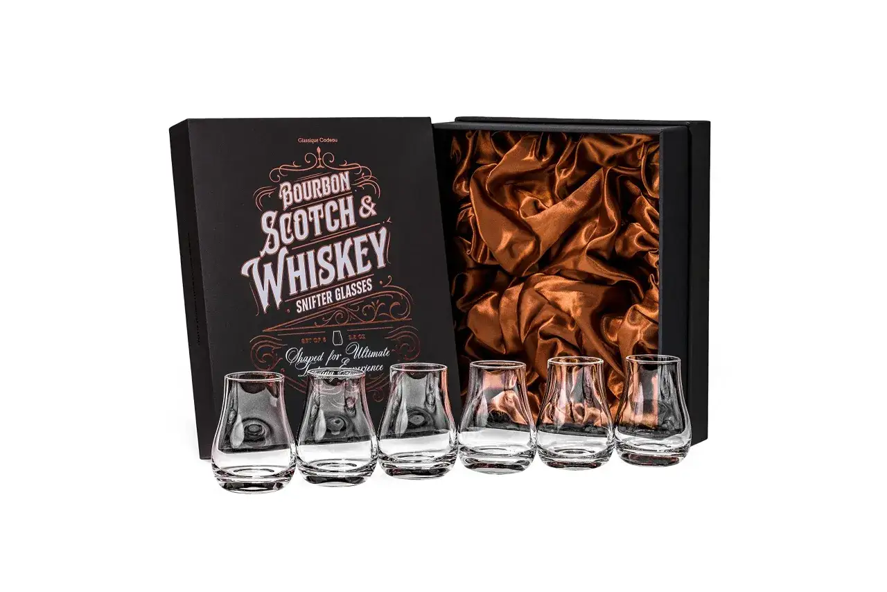 Zestaw sześciu kieliszków do degustacji, idealnych do odkrywania, jak pić bourbon. Eleganckie szkło i wyściełane pudełko podkreślają wyjątkowe doznania.