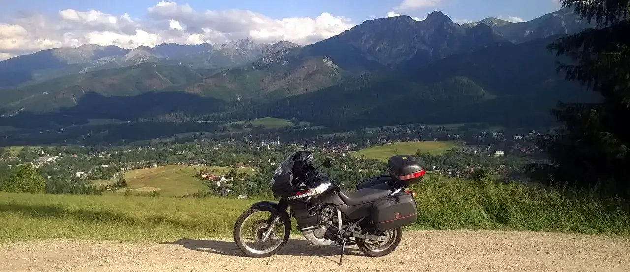 Motocykl na tle g&oacute;rskiej panoramy. Wspaniała podr&oacute;ż szlakiem Orlich Gniazd na dw&oacute;ch k&oacute;łkach.