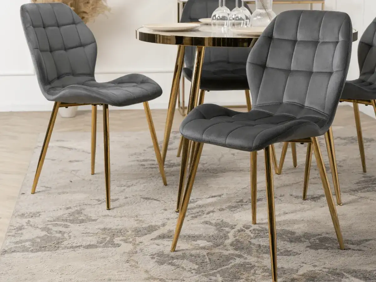 Eleganckie welurowe krzesła w nowoczesnej jadalni z dziećmi