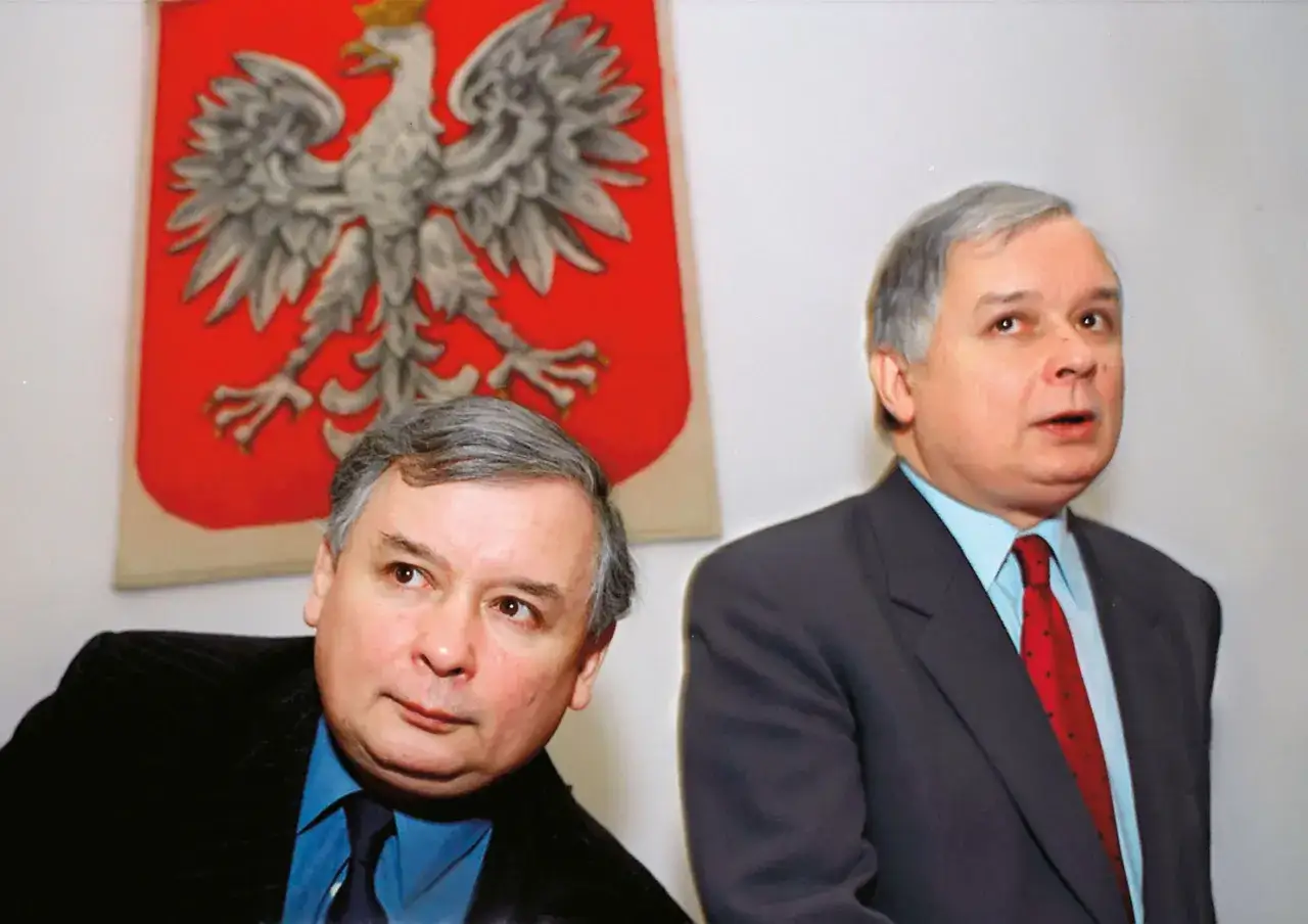 Dwóch mężczyzn, prawdopodobnie braci Kaczyńskich, którzy założyli PiS, stoi przed godłem Polski.