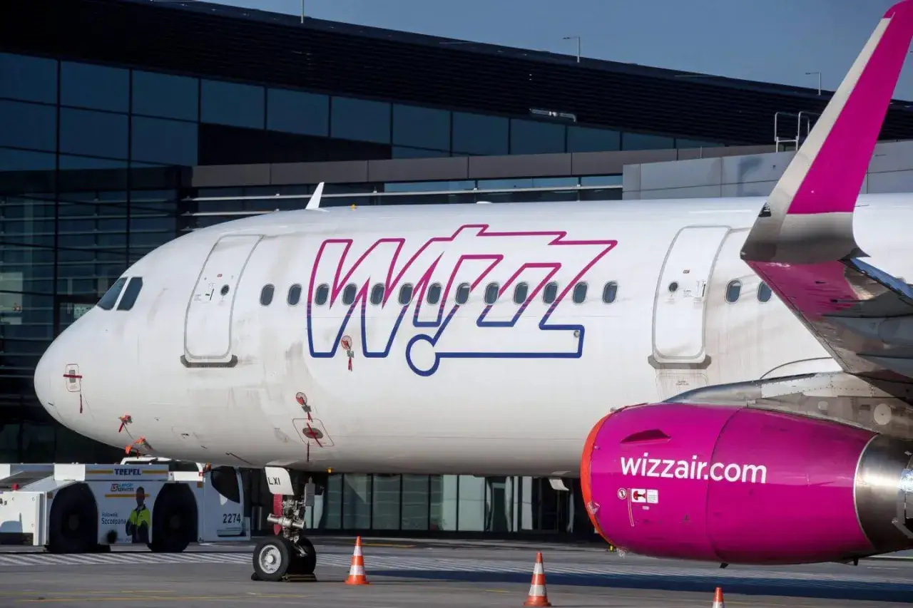 Samoloty Wizz Air i Ryanair na lotnisku