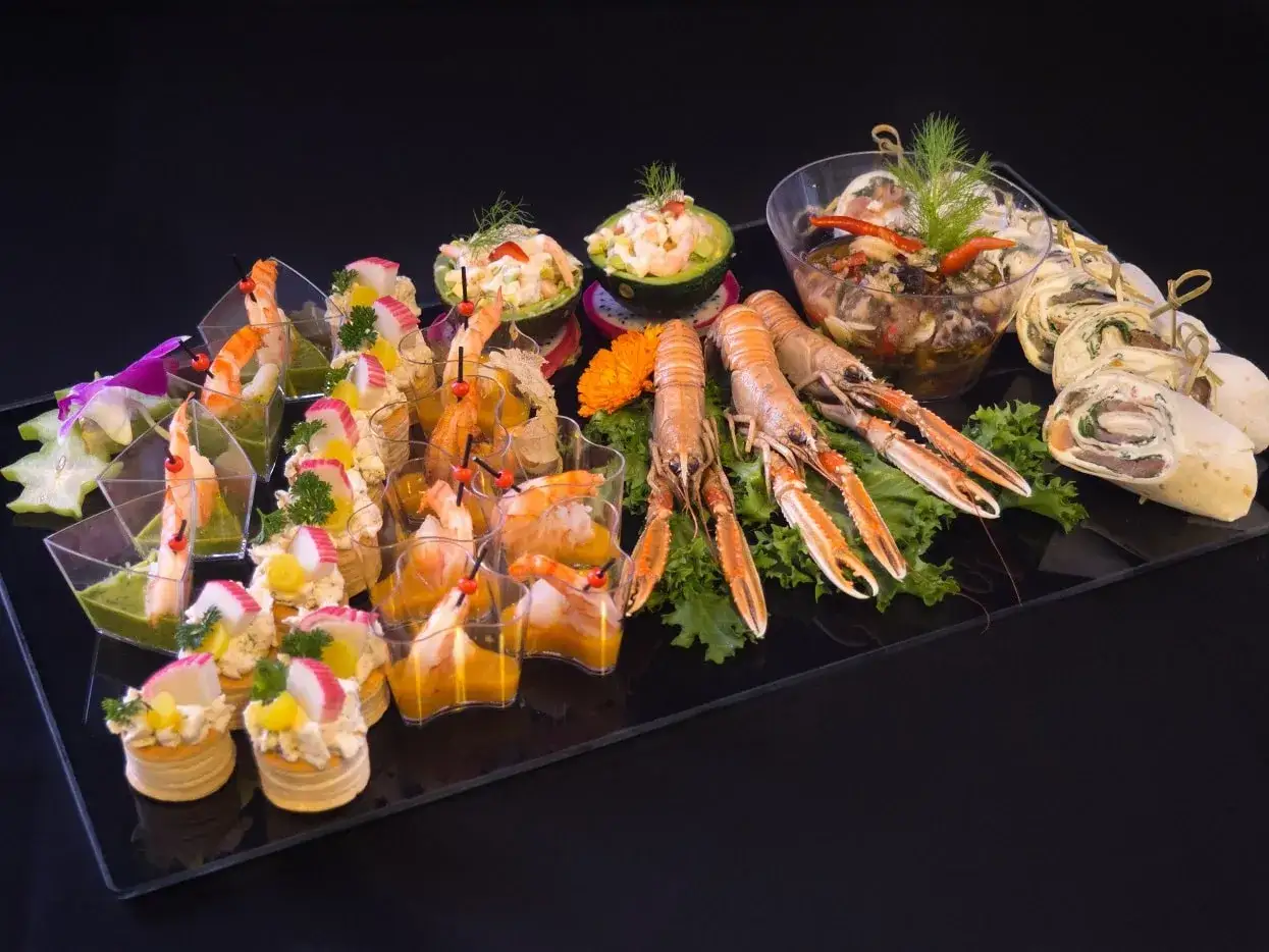 r&oacute;żne owoce morza na talerzu