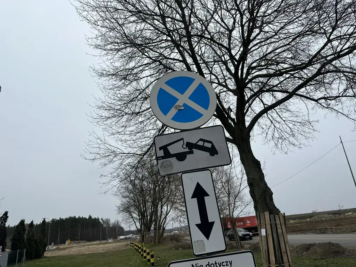 Znak zakazu holowania autostrada