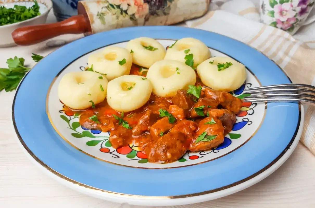 Pyszne kluski śląskie z gulaszem z łopatki wieprzowej w aromatycznym sosie. Idealny przepis na obiad, jak zrobić sos z łopatki.