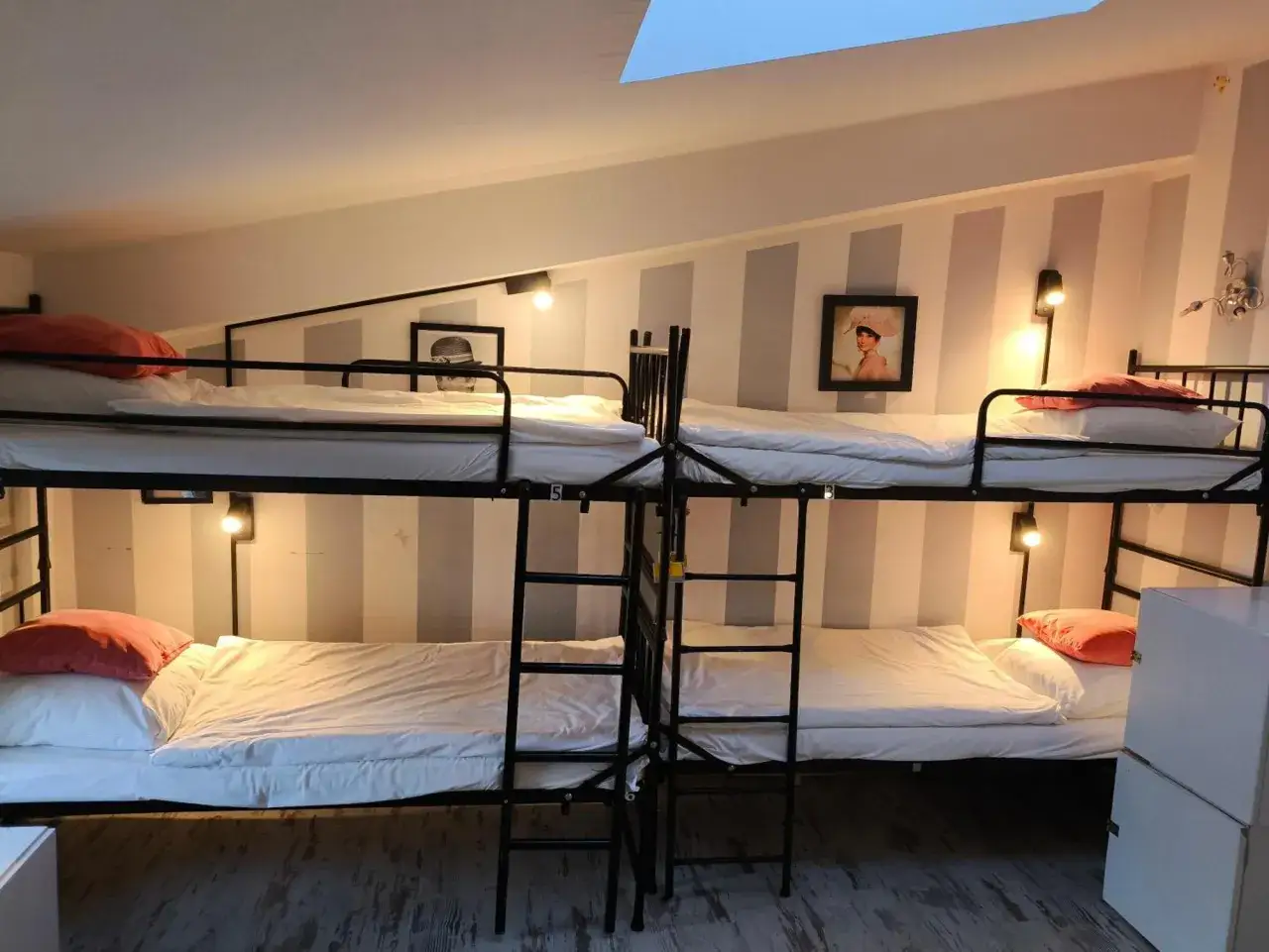 różne typy noclegów warszawa hostel hotel apartament