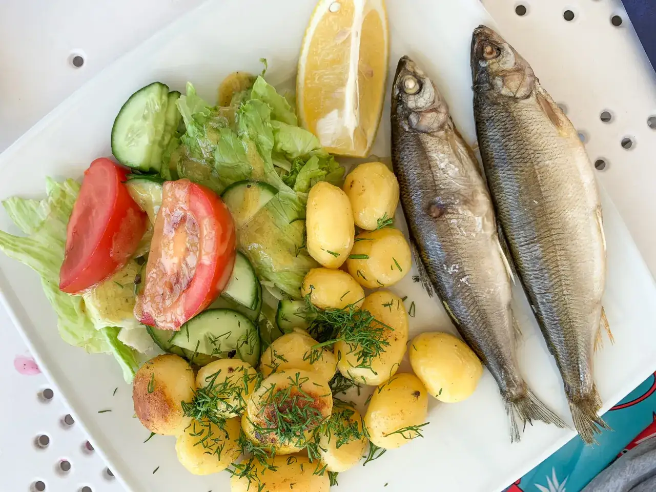 Ryba z ziemniakami i sałatką, idealna na obiad. Szukasz, gdzie dobrze zjeść w Giżycku? To może być strzał w dziesiątkę!