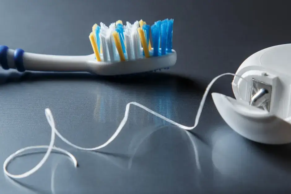 narzędzia do higieny jamy ustnej nić dentystyczna irygator szczoteczka międzyzębowa