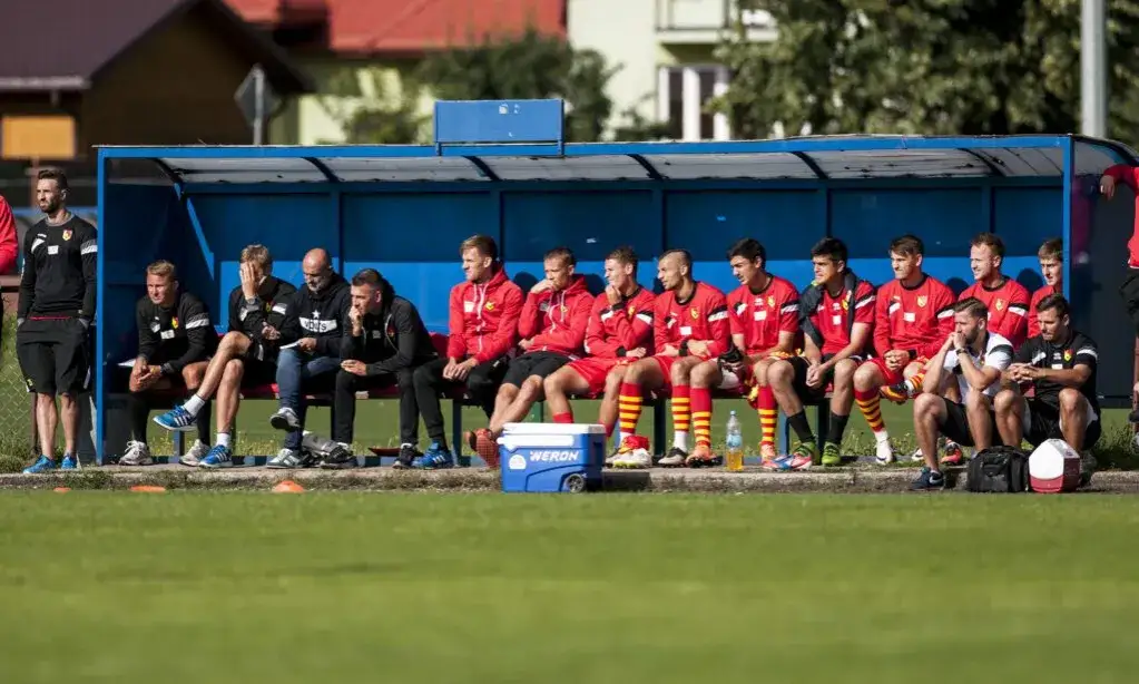 Piłkarze wchodzący na boisko jako rezerwowi