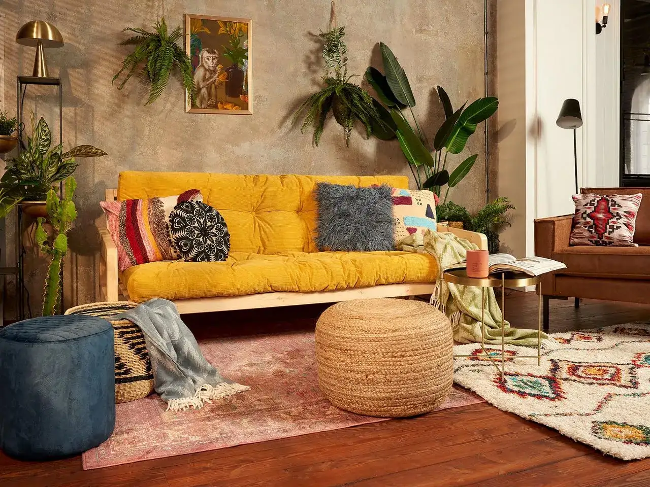 Mały pokój w stylu boho z żółtą kanapą, mnóstwem roślin i etnicznymi dodatkami.