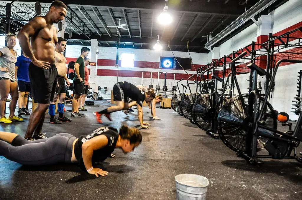 osoby ćwiczące trening obwodowy w grupie