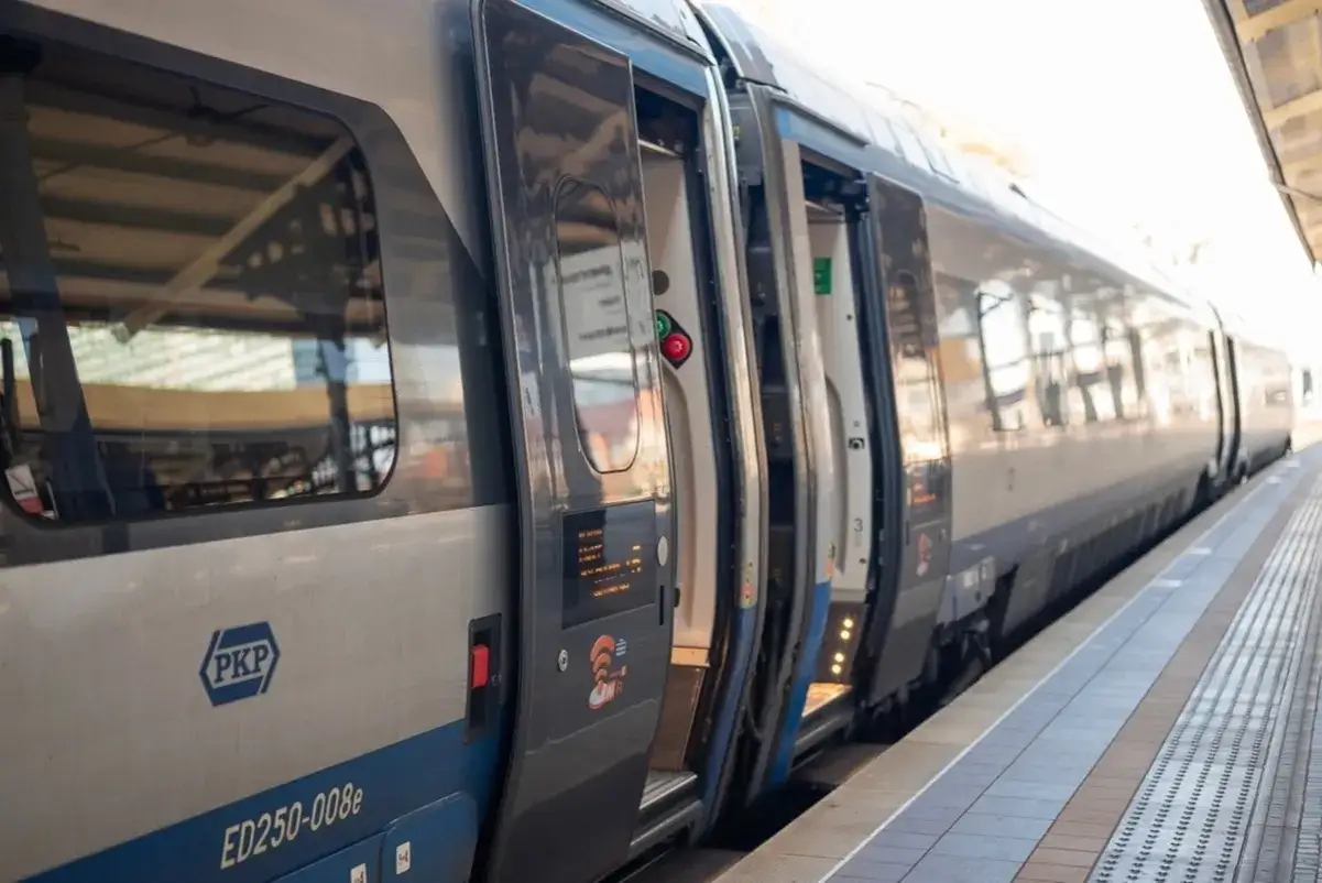 Pociąg PKP ED250-008e stoi na peronie z otwartymi drzwiami. Czy do Mielna dojeżdża pociąg?