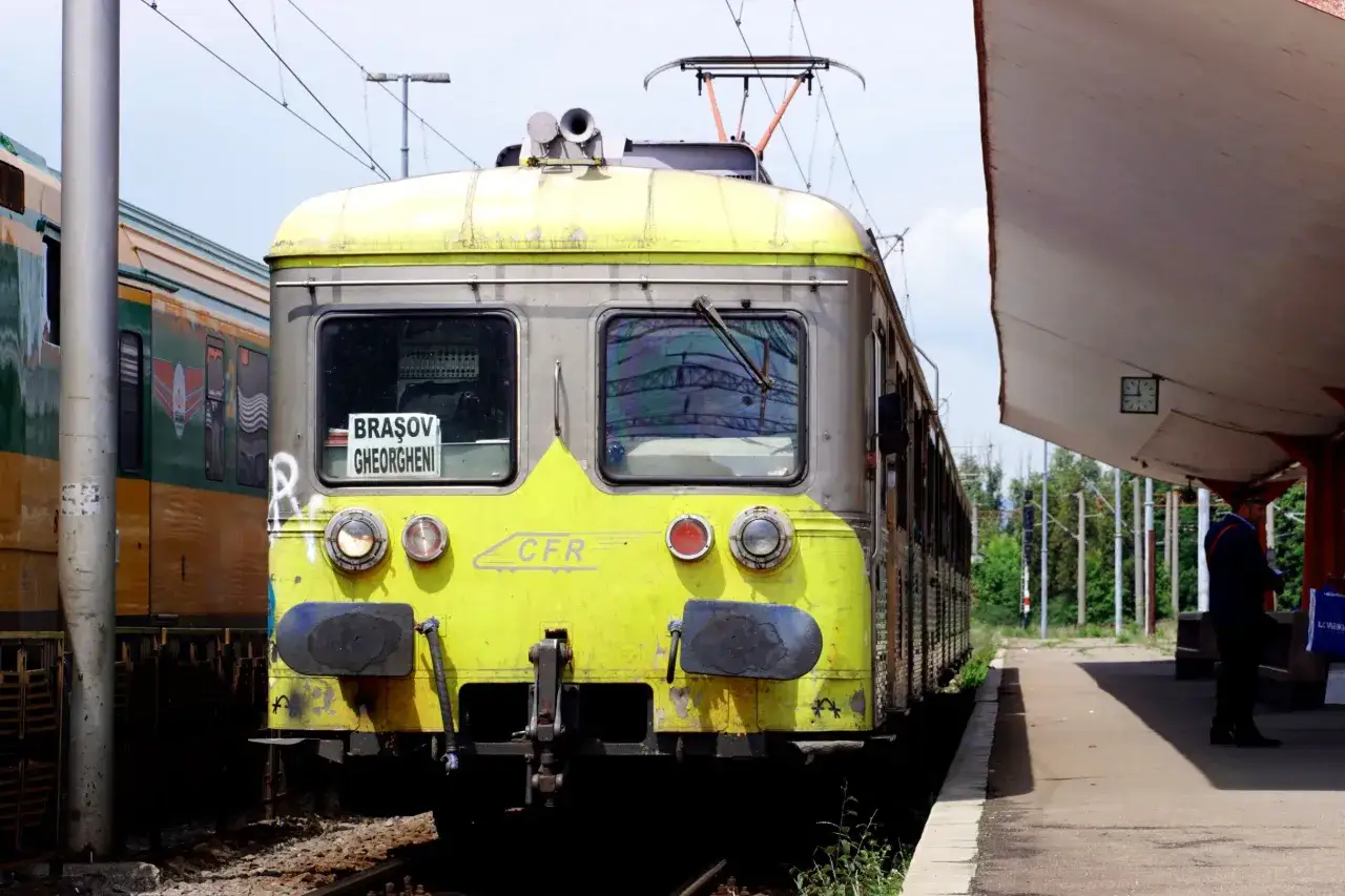 Ż&oacute;łty pociąg CFR z napisem 
