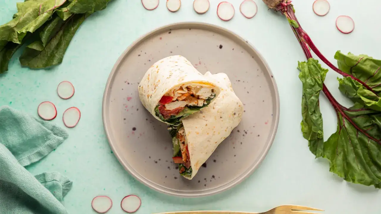 Czy można jeść tortille na diecie? Ten wrap z kurczakiem i warzywami wygląda apetycznie i zdrowo.