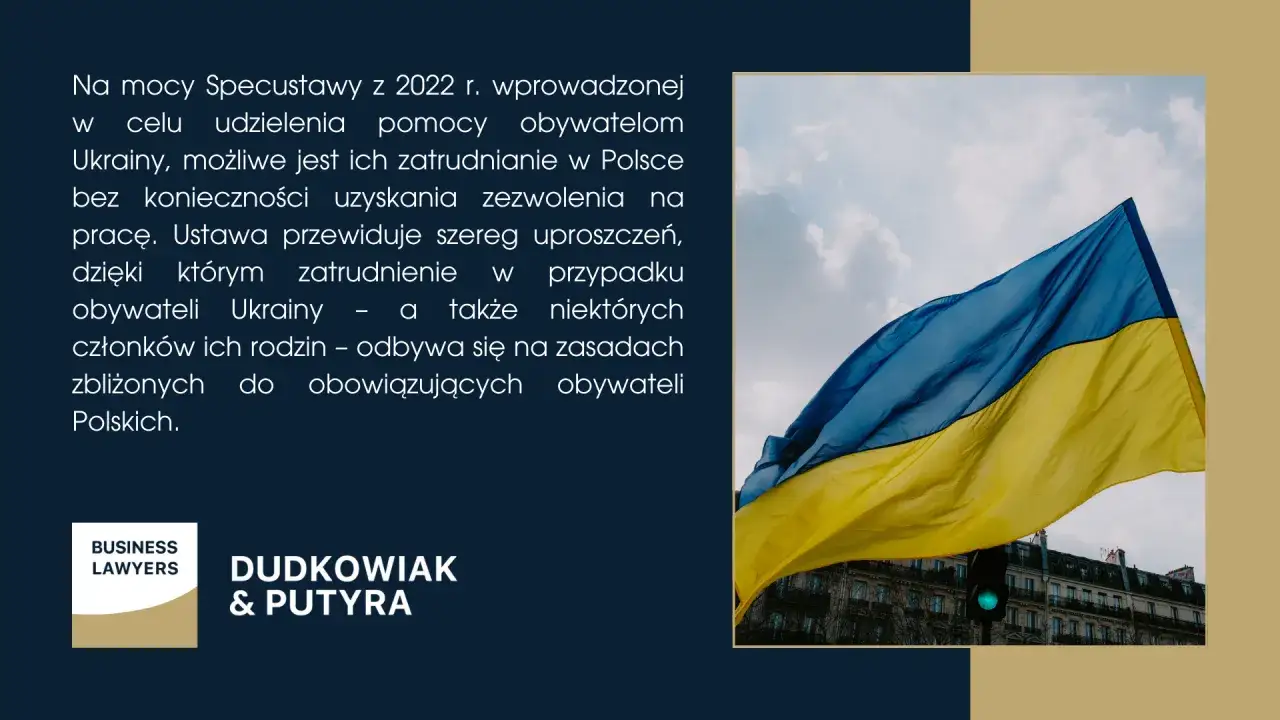 Ukraińska flaga powiewa na wietrze. Tekst informuje, jak zatrudnić cudzoziemców legalnie, upraszczając procedury dla obywateli Ukrainy.