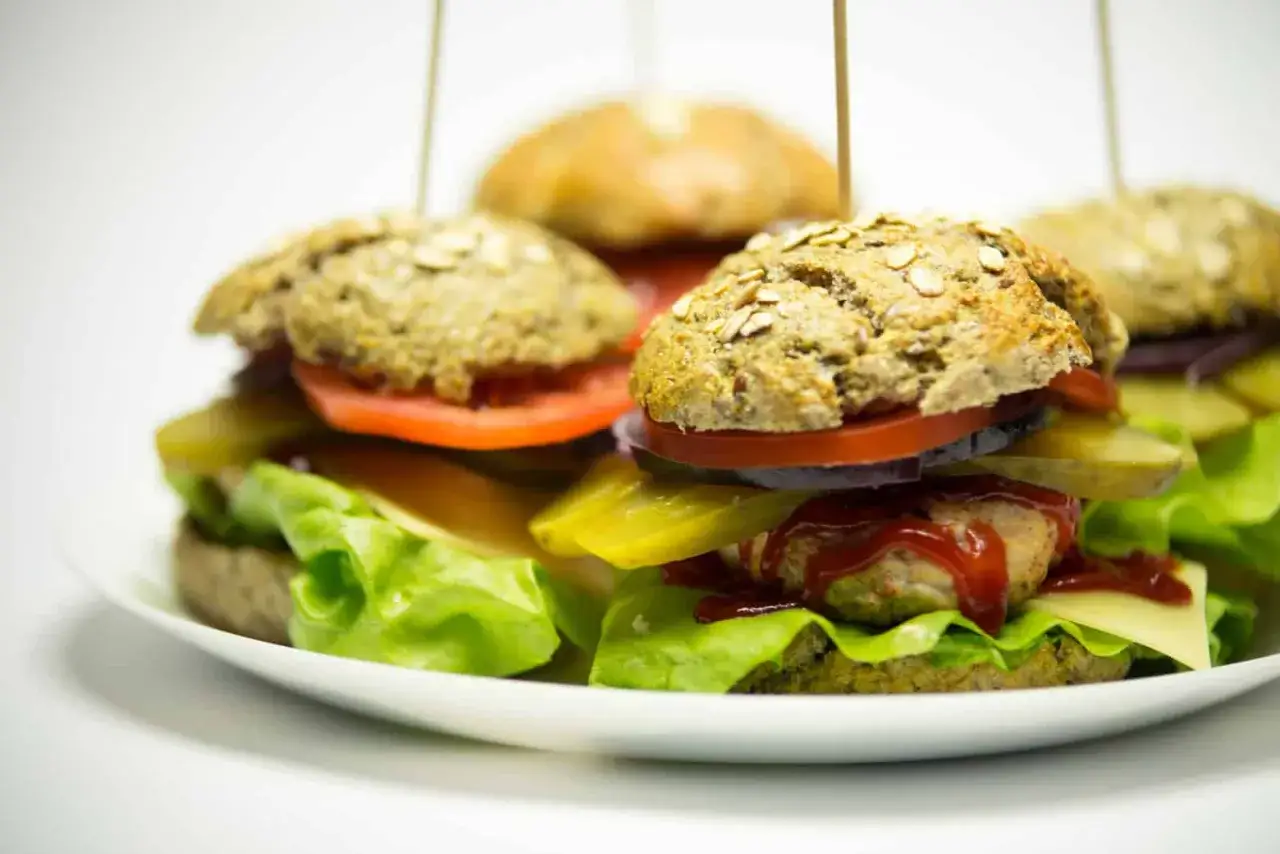 domowy burger vs fast food burger