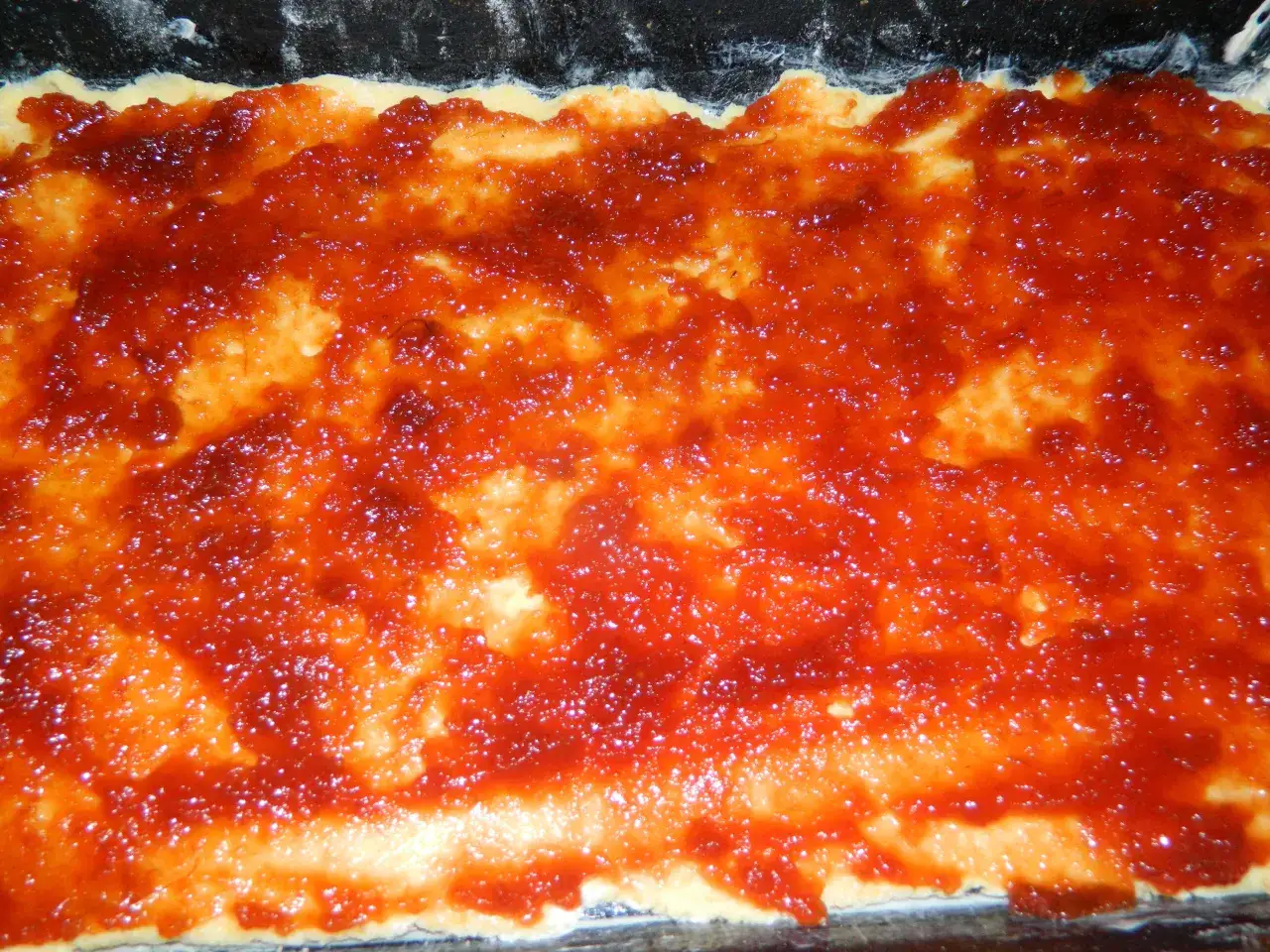 Ciasto krajanka z marmoladą, gotowe do pieczenia. Pyszny przepis na domowe ciasto.